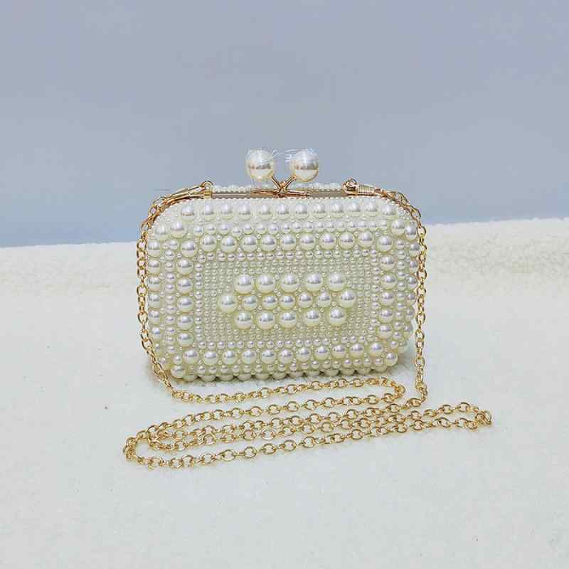 ハンドバッグ レディース クラッチ 鞄 がま口 ミニ ポーチ チェーン パール シェル型 スクエア 小さめ 秋冬 フォーマル 二次会 普段使い きれいめ フェミニン かわいい 高級感 アイボリー オフホワイト