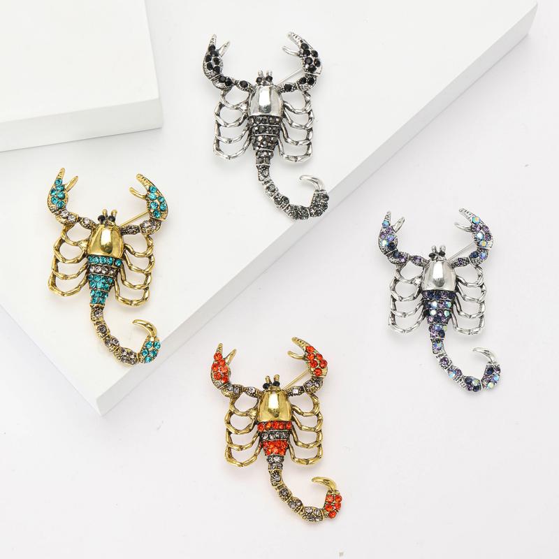 ブローチ メンズ レディース 蠍 サソリ ラインストーン ジルコニア クリスタル 合金 個性的 おしゃれ かっこいい 高級感 秋冬 スーツ ジャケット シャツ 襟ピン ラペルピン ピンバッジ オレンジ グリーン ブルー