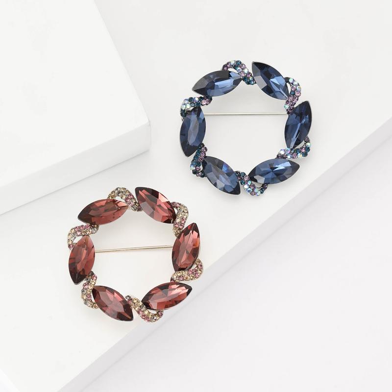 ブローチ レディース アクセサリー コサージュ リース型 花モチーフ ジルコニア ラ...
