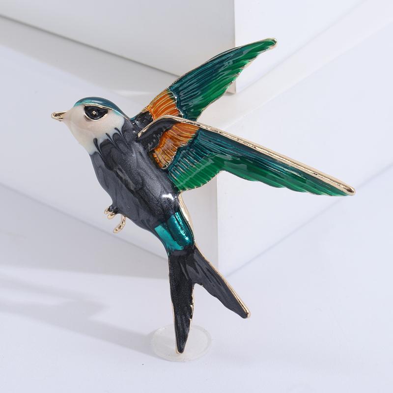 ブローチ メンズ レディース ツバメ 燕 鳥 動物モチーフ カラフル エナメル 塗装 上品 エレガント 欧米風 インポート風 七宝焼き風 合金 金属 グリーン イエロー ブラック 通勤 普段使い パーティー ピンバッジ コサージュ アクセサリー
