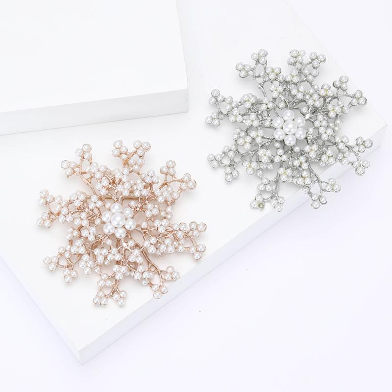 ブローチ レディース コサージュ ピンバッジ 雪の結晶 スノーフレーク パール パール風 シルバー ゴールド 合金 秋冬 エレガント 上品 華やか キラキラ アクセサリー ジュエリー ワンポイント コート ストール クリスマス
