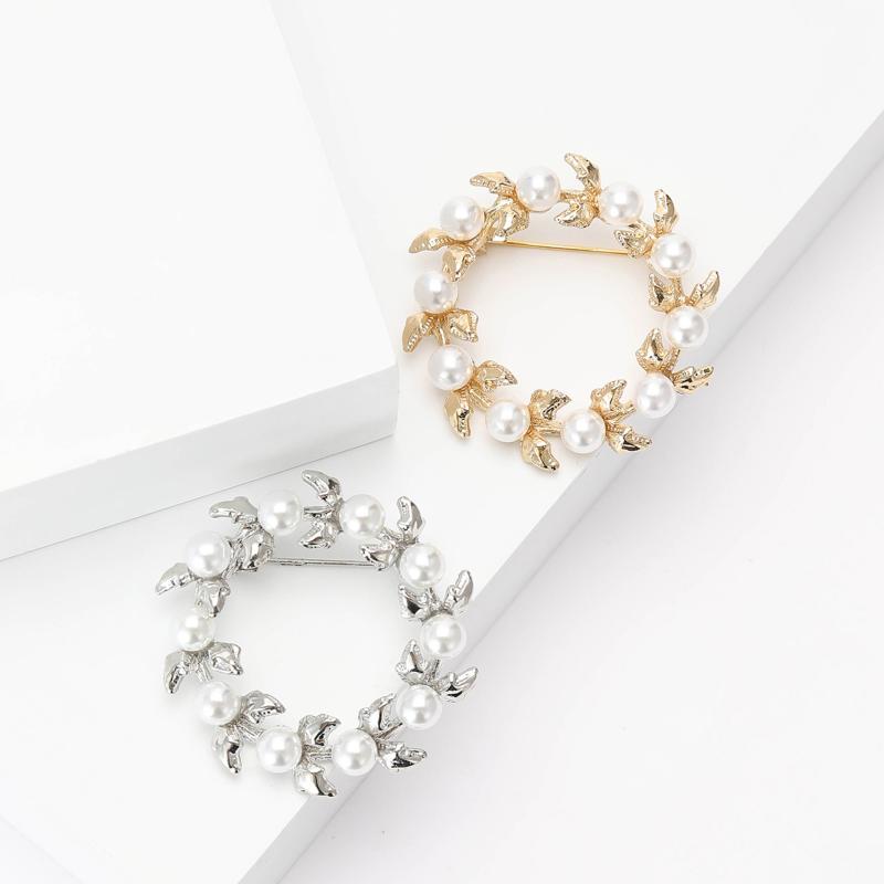 Brooches - ブローチ レディース パール パール リース 花 フラワー コサージュ 合金 ピン アクセサリー ジュエリー 金 銀 通勤 フォーマル 普段使い 上品 華やか 繊細 エレガント フェミニン 春夏 きれいめ おしゃれ 装飾 飾り
