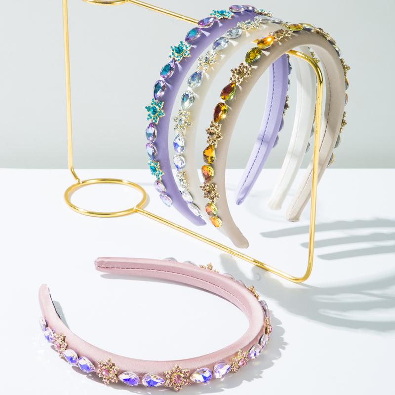 カチューシャ レディース 髪飾り ヘアアクセサリー ラインストーン ジルコニア スポンジ キラキラ 華奢 韓国 かわいい 上品 エレガント 高級感 花柄 フラワー 春夏 普段使い お出かけ パーティー 紫 ピンク 白