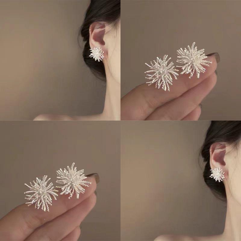 ピアス レディース 蒲公英 タンポポ 花火 煙火 ライン ジルコニア 耳飾り ジュエリー アクセサリー キラキラ 上品 華やか 繊細 小ぶり 高級感 電気メッキ加工 合金 輝き エレガント 通勤 普段使い 結婚式 春夏 シルバー ゴールド