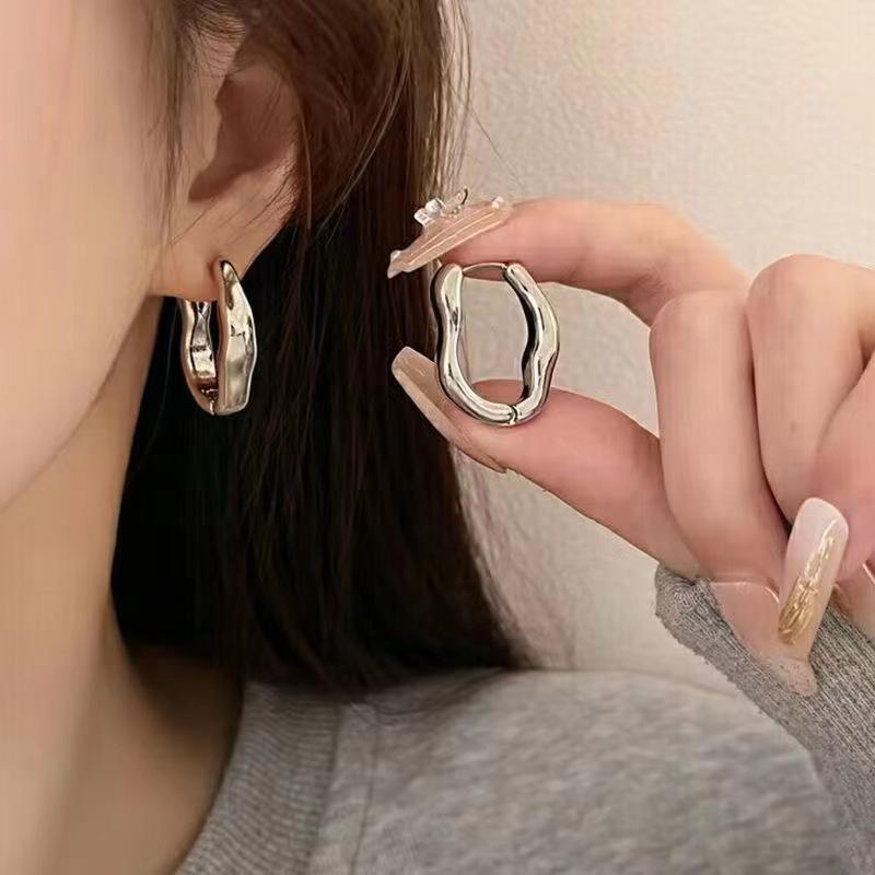 Coral - ピアス レディース アクセサリー フープ 幾何学 不規則 オーバル ニュアンス アシンメトリー メタル 金 銀 春夏 通勤 通学 普段使い 上品 エレガント 大人 かわいい おしゃれ 小ぶり