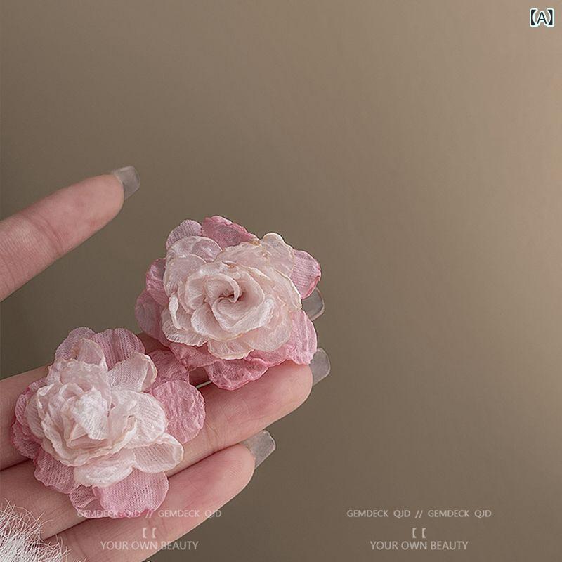 Chromium - ピアス レディース 花 シフォン 山茶花 カメリア グラデーション 大ぶり 花びら フラワー 立体 布製 ハンドメイド 春夏 フレンチ ロマンチック エレガント 上品 清楚 華やか フェミニン リゾート 旅行 デート ピンク グリーン