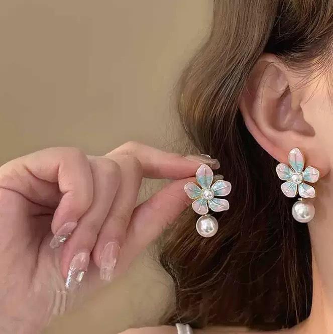 ピアス レディース 耳飾り アクセサリー 花 フラワー フリンジ タッセル 揺れる ロング 大ぶり 高級感 レトロ アンティーク風 エレガント 上品 華やか ゴールド 合金 電気メッキ加工 春夏 結婚式 披露宴 二次会