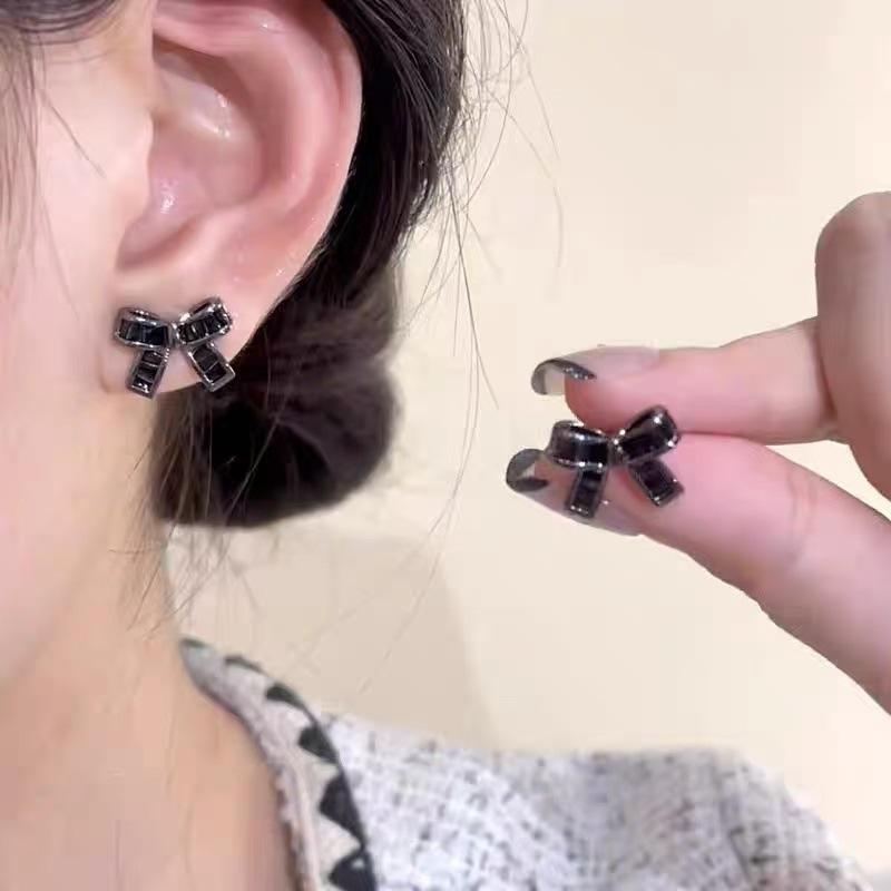 乐天商城 - ピアス レディース リボンモチーフ ブラック ジルコニア アクセサリー シンプル 上品 高級感 フレンチスタイル 韓国 大人かわいい 華奢 エレガント 通勤 普段使い デート 合金 電気メッキ加工 秋冬 スタッド