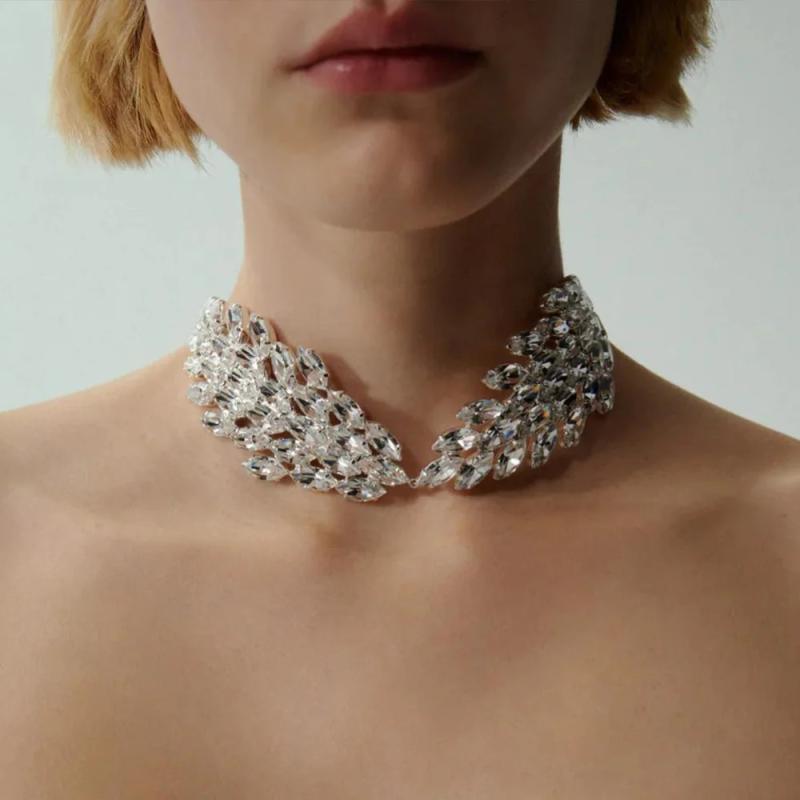 ネックレス レディース 女性用 ラインストーン ビジュー V字 V型 チョーカー 鎖骨チェーン 幾何学 電気メッキ加工 シルバー ゴールド 春夏 通勤 普段使い パーティー 個性的 高級感 華やか きらきら ジュエリー