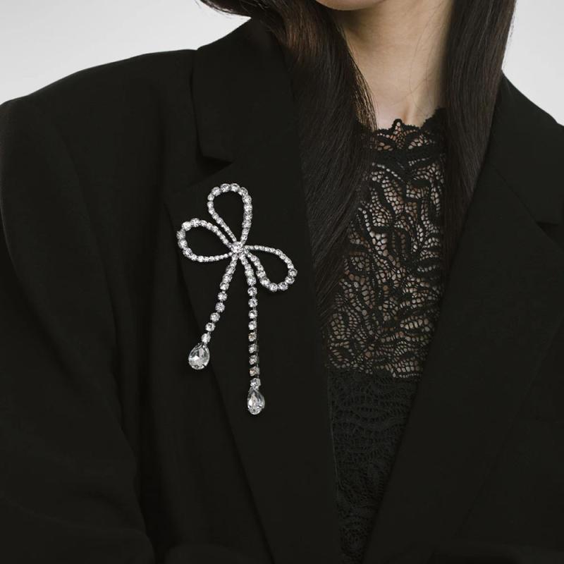 ブローチ レディース リボン 蝶々 フリンジ ラインストーン コサージュ ジルコニア 電気メッキ加工 高級感 キラキラ 上品 華やか 揺れる パーティー 結婚式 フォーマル シルバー ゴールド 春夏 ワンポイント 飾り