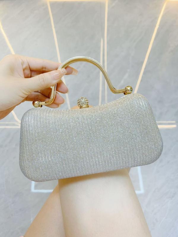 クラッチバッグ レディース 手提げ 鞄 パーティー用 結婚式 披露宴 キラキラ ラメ グリッター 高級感 スクエア型 ロック金具 ハードタイプ コンパクト スマホ収納 ポリエステル シャンパン シルバー ブラック 春夏