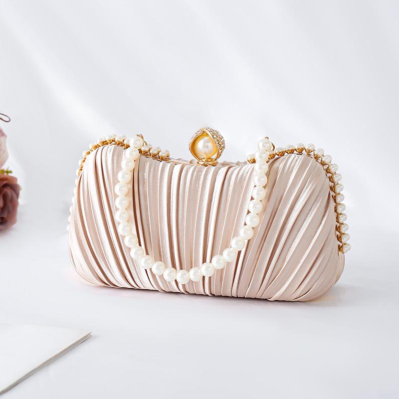 パーティーバッグ レディース クラッチ 鞄 カバン 手提げ サテン プリーツ ギャザー 高級感 結婚式 披露宴 二次会 フォーマル 上品 きれいめ コンパクト ブラック ホワイト シルバー チャイナドレス 和服 コーデ シンプル 無地 小さめ スクエア