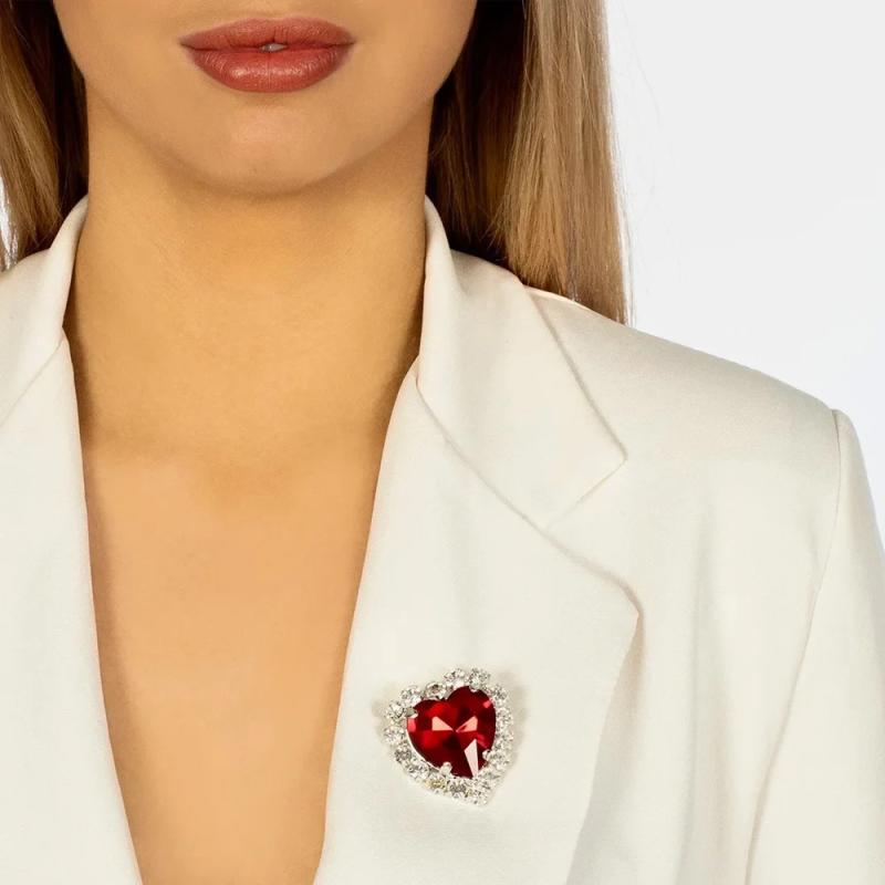 ブローチ レディース ハート コサージュ アクセサリー ジュエリー ラインストーン ジルコニア 電気メッキ加工 シンプル 個性的 パーティー 結婚式 通勤 春夏 銀 金 赤 キラキラ ワンポイント フォーマル 華やか 上品 かわいい 普段使い