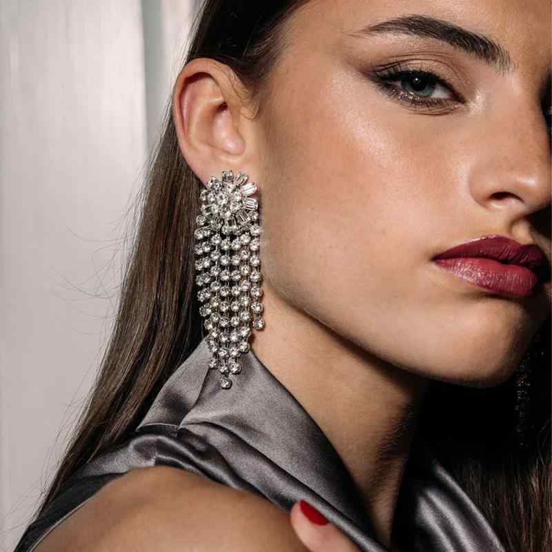 ピアス レディース 幾何学 タッセル フリンジ スイング ラインストーン ジルコニア 電気メッキ加工 シンプル おしゃれ キラキラ 光沢 春夏 シルバー ゴールド 通勤 オフィス フォーマル 華やか 上品 大人 かわいい