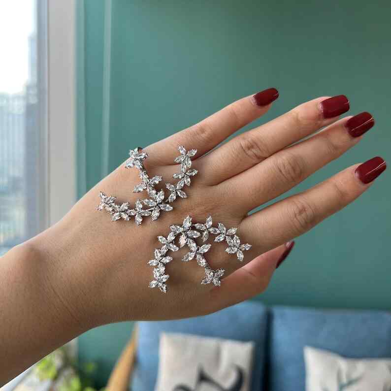 ブレスレット レディース バングル 腕輪 アクセサリー ジュエリー ジルコニア フラワー 花 個性的 シルバー ゴールド メタル 電気メッキ加工 調整可能 フリーサイズ 華奢 上品 パーティー 結婚式 普段使い 春夏