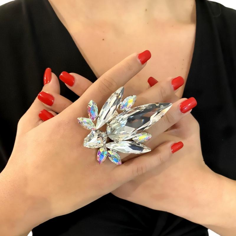 指輪 レディース リング 幾何学 三角形 ラインストーン 電気メッキ加工 フリーサイズ 個性的 大ぶり キラキラ 欧米風 ファッション アクセサリー 小物 華やか 通勤 パーティー 普段使い シルバー ゴールド 春夏 ビジュー ゴージャス 輝き エレガン