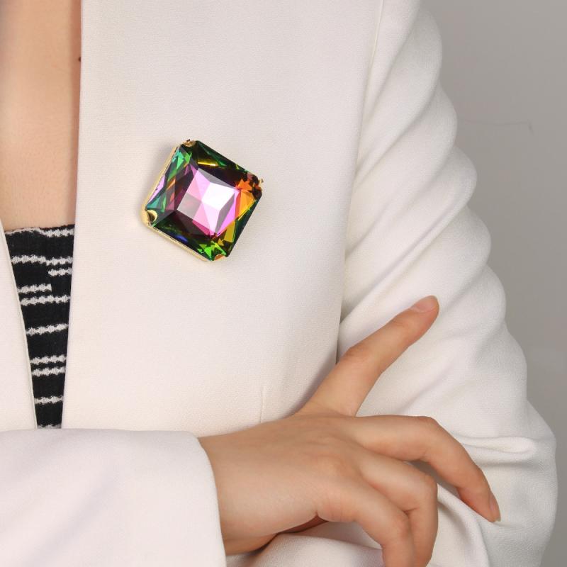 ブローチ レディース アクセサリー ジュエリー 胸飾り コサージュ 襟飾り ラインストーン ビジュー クリスタル 電気メッキ加工 スクエア 四角 幾何学模様 シンプル キラキラ 高級感 輝き 華やか フォーマル 結婚式 シルバー ゴールド 春夏