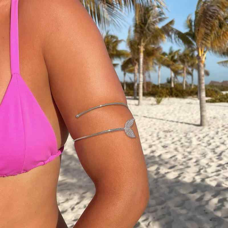 ブレスレット レディース バングル フィッシュテール オープンタイプ フリーサイズ ラインストーン ジルコニア 電気メッキ加工 シルバー ゴールド 欧米風 高級感 フォーマル パーティー 普段使い キラキラ