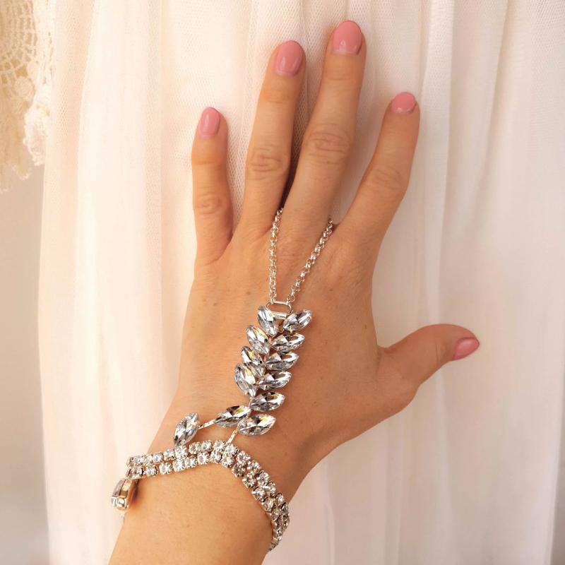 ブレスレット レディース フィンガーリング 一体型 指輪 ティアードロップ 幾何学 ジルコニア ラインストーン ビジュー 個性的 華やか 高級感 大人 かわいい パーティー 宴会 結婚式 春夏 ゴールド シルバー