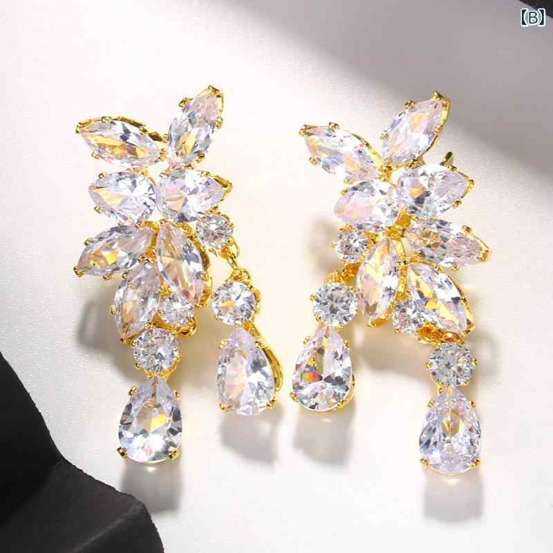 ピアス レディース ラインストーン 揺れる 大ぶり ビジュー 耳飾り シンプル 清潔感 高級感 上品 シルバー ゴールド ブライダル パーティー フォーマル アクセサリー ジュエリー 電気メッキ加工 華やか