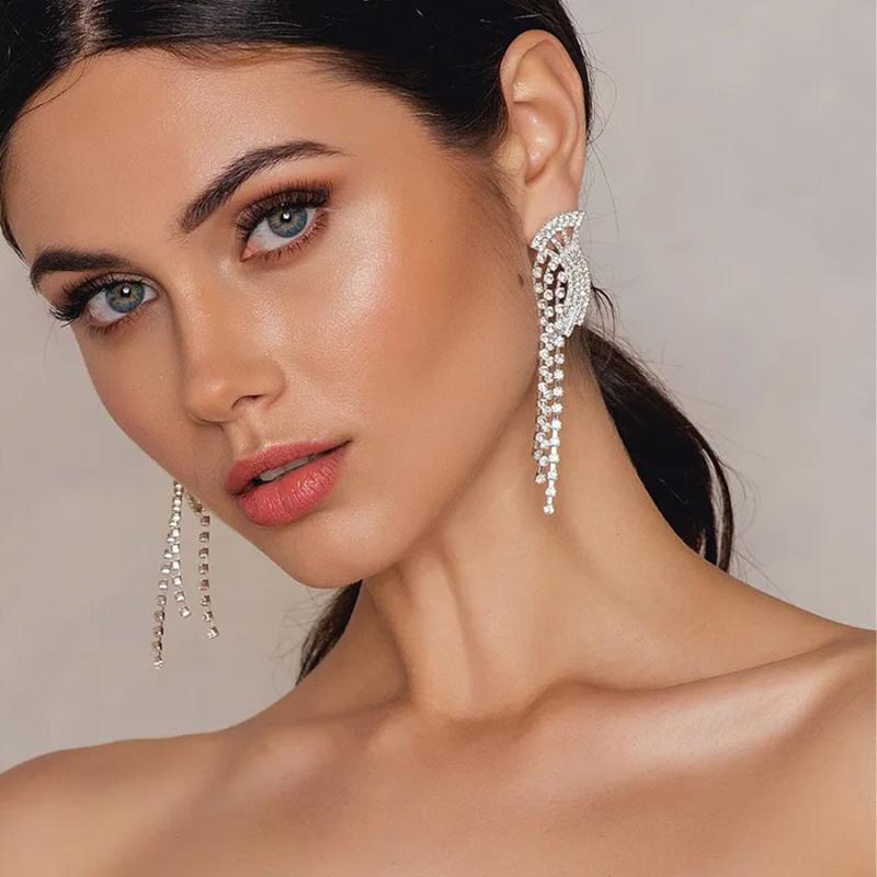 ピアス レディース 耳飾り アクセサリー ジュエリー ボヘミアン フリンジ タッセル 扇型 ロング 揺れる ラインストーン ジルコニア 電気メッキ加工 高級感 普段使い 結婚式 二次会 シルバー ゴールド 秋冬