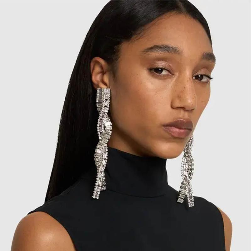 ピアス レディース 春夏 大ぶり 揺れる ロング タッセル ラインストーン ジルコニア ツイスト ウェーブ シルバー ゴールド 高級感 キラキラ 華やか 電気メッキ加工 結婚式 二次会 パーティー 大人 かわいい 個性的