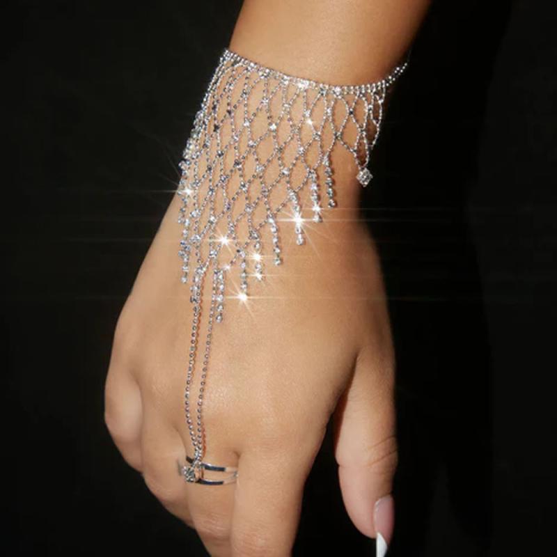 フィンガーブレスレット レディース ハンドチェーン 指輪 腕輪 アクセサリー ラインストーン ビジュー メッシュ 網状 キラキラ 高級感 電気メッキ加工 幾何学 シンプル 欧米風 パーティー 結婚式 シルバー 春夏