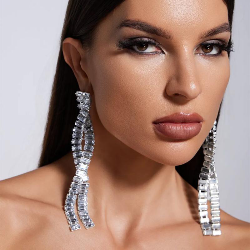 ピアス レディース タッセル フリンジ ロング ジルコニア ラインストーン 揺れる 大ぶり 電気メッキ加工 高級感 上品 エレガント 大人 きれいめ 欧米風 インポート アクセサリー 通勤 結婚式 二次会 金 銀 秋冬