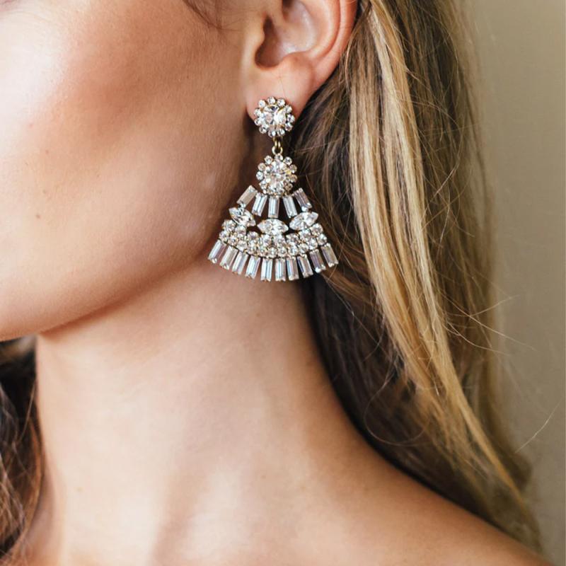 ピアス レディース 扇形 ジルコニア ラインストーン シルバー ゴールド 春夏 華やか 高級感 上品 フォーマル 結婚式 パーティー 幾何学 電気メッキ加工 小ぶり 大人 かわいい 欧米風 ジュエリー