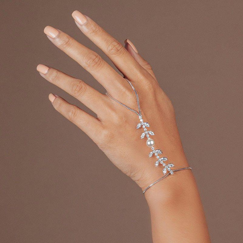 ブレスレット レディース 女性用 フィンガーリング 腕輪 バングル リーフ 葉モチーフ ラインストーン フェイクパール 電気メッキ加工 シルバー ゴールド 個性的 きれいめ トレンド 華やか パーティー 結婚式 二次会