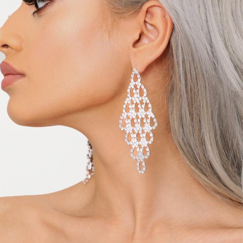 ピアス レディース ひし形 ラインストーン ビジュー 透かし彫り 揺れる ロング 大ぶり 幾何学 華やか 上品 高級感 アクセサリー シルバー ゴールド 結婚式 ブライダル パーティー 電気メッキ加工 秋冬