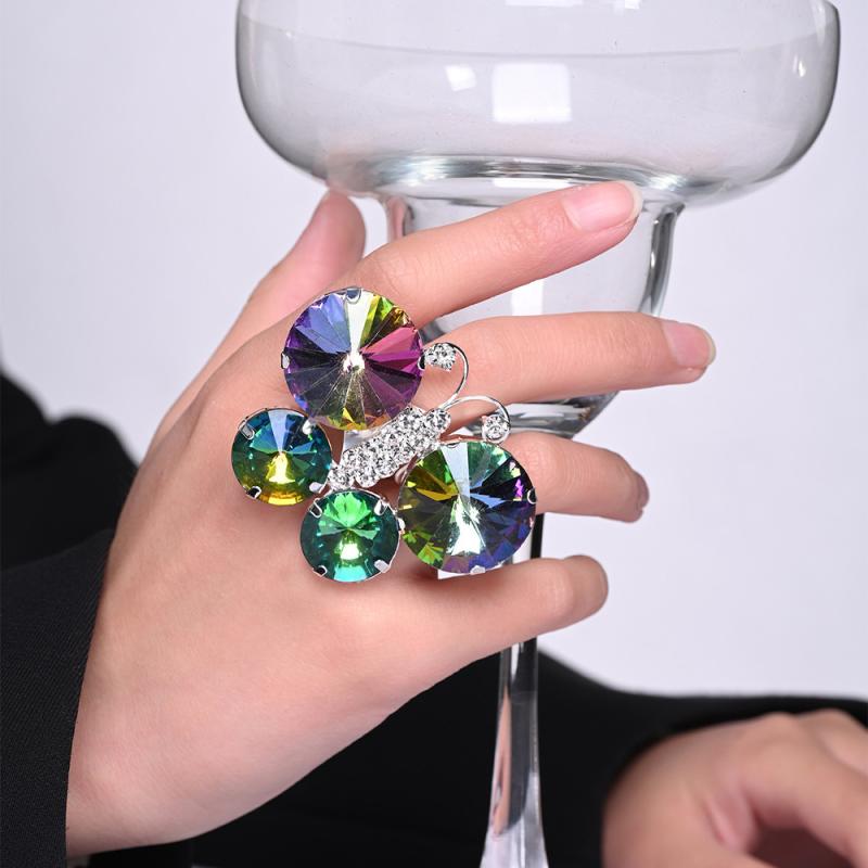 指輪 レディース 蝶 バタフライ リング ラインストーン 輝き ビジュー 高級感 欧米風 華やか 上品 アクセサリー ジュエリー 手元 普段使い 通勤 パーティー 秋冬 おしゃれ 昆虫モチーフ ファッション小物 シルバー ゴールド