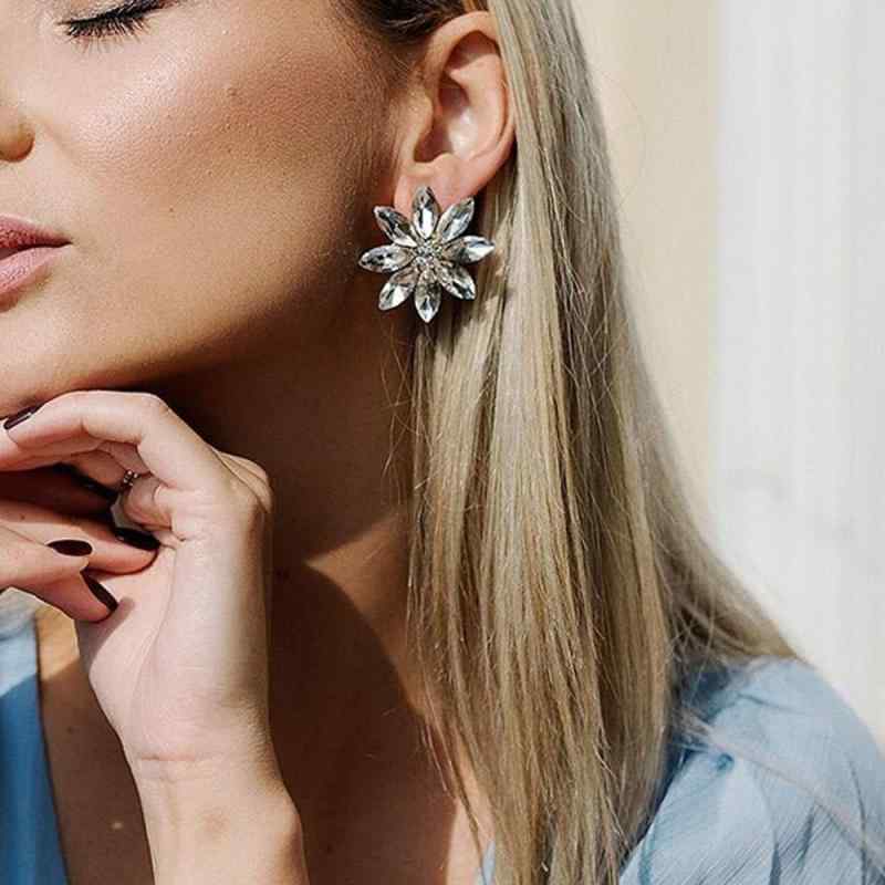 ピアス レディース フラワー モチーフ ラインストーン 電気メッキ加工 シルバー ゴールド ジルコニア クリスタル アクセサリー シンプル 上品 大人かわいい 華やか エレガント きれいめ 春夏 通勤 パーティー 結婚式