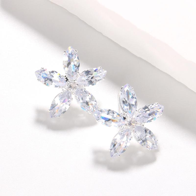 Indian Jewelry - ピアス レディース 花モチーフ フラワー ジルコニア ラインストーン 揺れる 耳飾り アクセサリー 上品 高級感 エレガント 華やか きれいめ かわいい 大人 ジュエリー 通勤 オフィス フォーマル シルバー ゴールド