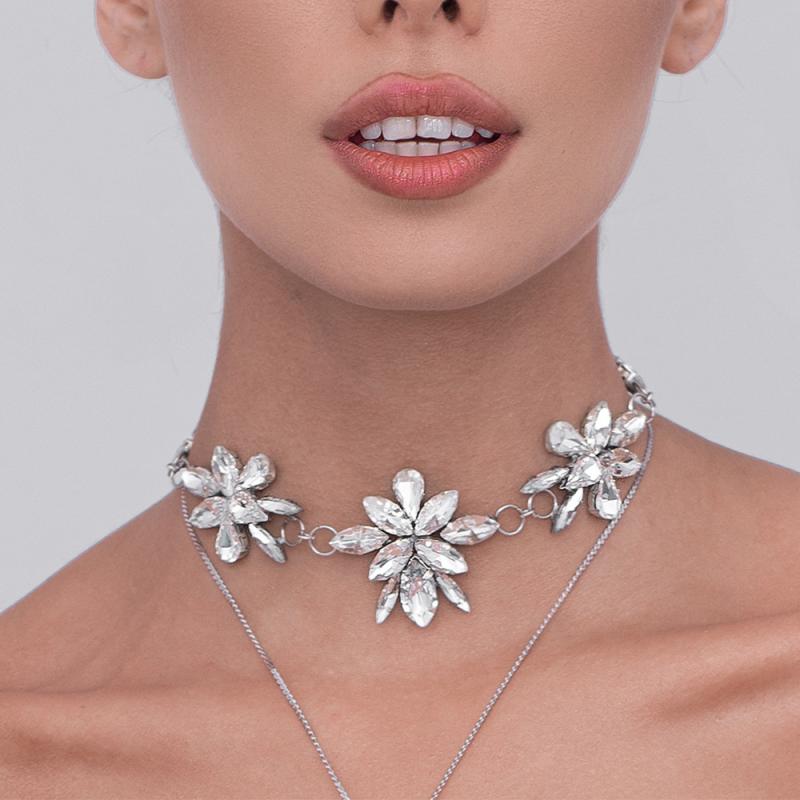 ネックレス レディース 女性用 花 フラワー モチーフ ラインストーン ジルコニア 高級感 チョーカー 電気メッキ加工 アクセサリー ジュエリー 銀 金 通勤 普段使い フォーマル 秋冬 華やか エレガント きれいめ 大人 かわいい