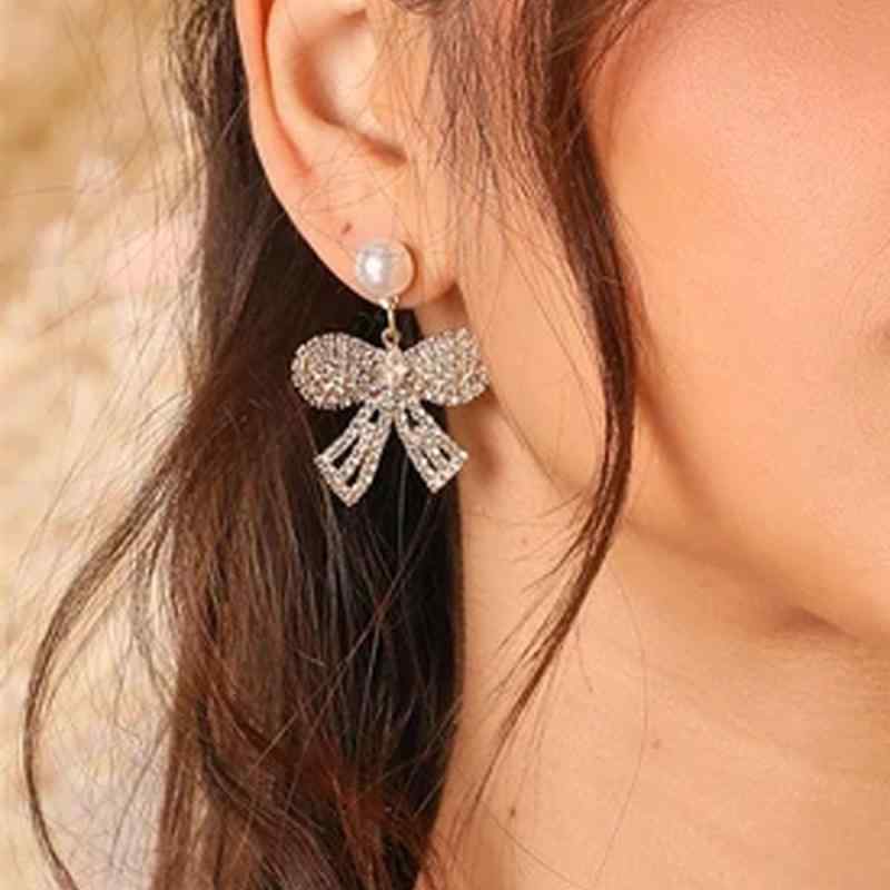 ピアス レディース 蝶 バタフライ 昆虫 モチーフ ジルコニア ラインストーン パール パール 電気メッキ..