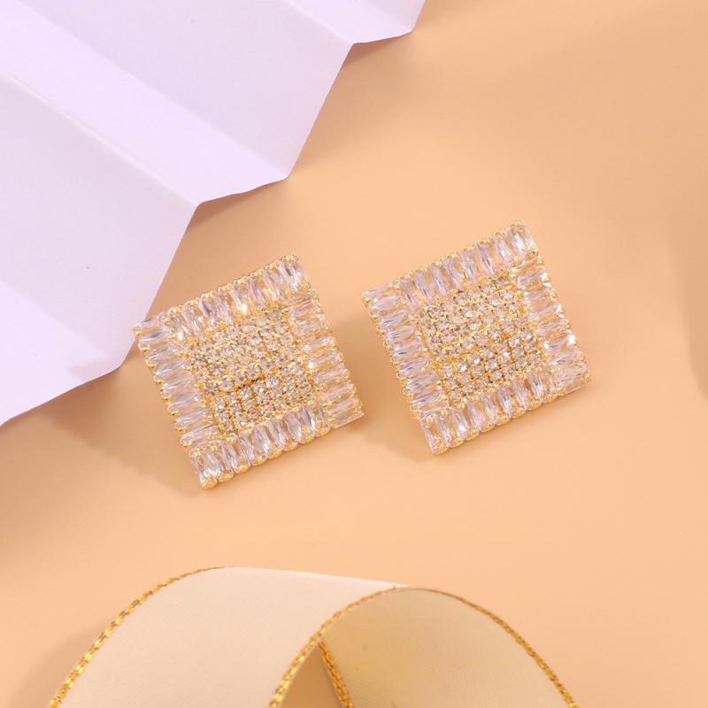 ピアス レディース スクエア 四角 ジルコニア ラインストーン 幾何学 モチーフ 電気メッキ加工 シルバー ゴールド 高級感 シンプル 通勤 普段使い 結婚式 華奢 小ぶり 上品 春夏 大人 おしゃれ かわいい きれいめ