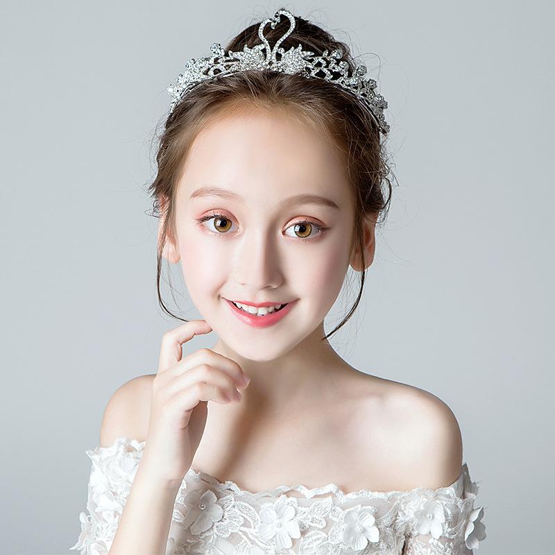 カチューシャ 子供 女の子 キッズ ティアラ 王冠 ヘアアクセサリー 髪飾り ヘッドドレス クラウン プリンセス キラキラ ビジュー ラインストーン パール風 華やか 高級感 かわいい 発表会 結婚式 七五三 シルバー