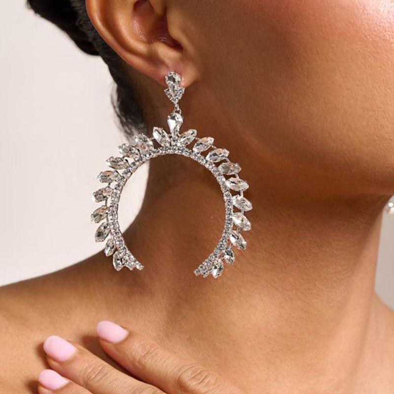 ピアス レディース ジルコニア 幾何学モチーフ 揺れる シンプル 欧米風 個性的 大人かわいい フェミニン 小顔効果 シルバー ゴールド 電気メッキ加工 エレガント 通勤 デイリー 普段使い 春夏 上品 華奢 きれいめ カジュアル 楕円 耳飾り