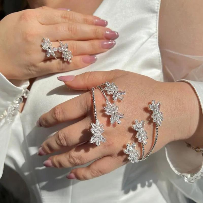 ブレスレット レディース バングル ジルコニア 花モチーフ フラワー 植物 手首飾り ジュエリー 腕輪 電気メッキ加工 通勤 オフィス 普段使い 欧米風 エレガント 上品 きれいめ 華奢 シルバー ゴールド 高見え