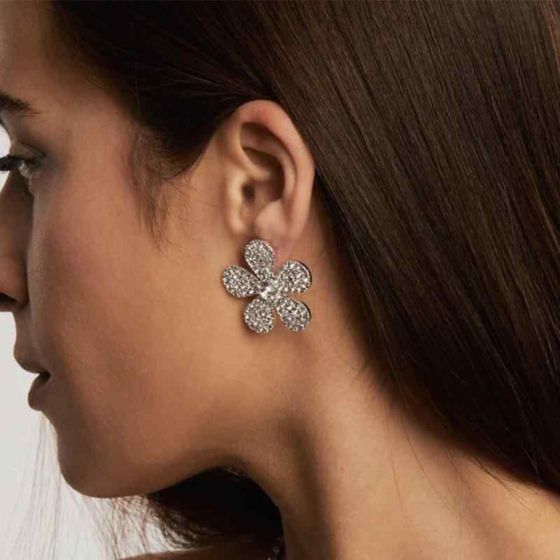 ピアス レディース フラワー 花びら ゴールド シルバー ラインストーン 電気メッキ加工 高級感 アクセサリー ジュエリー 秋冬 華やか 大ぶり 結婚式 オフィス 普段使い フェミニン 大人かわいい 上品 キラキラ チャイナ風