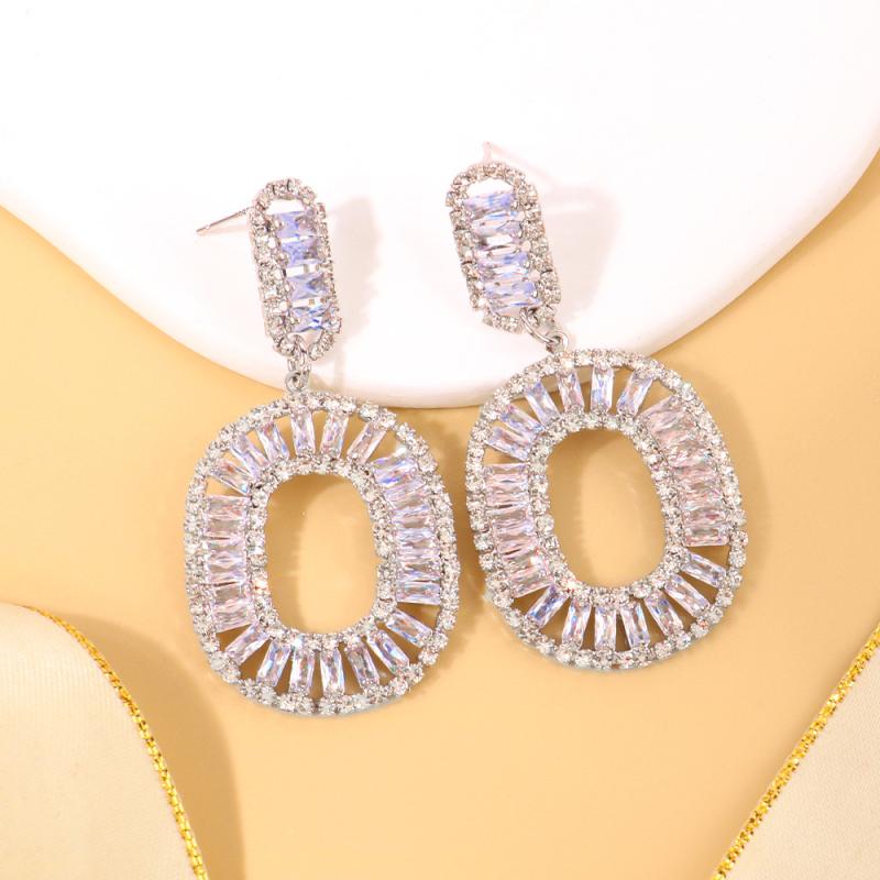 ピアス レディース 女性用 ジルコニア サークル 円形 フープ 幾何学 透かし 華奢 上品 高級感 シルバー ゴールド 輝き ラインストーン 通勤 フォーマル パーティー 春夏 軽量 キラキラ アクセサリー ジュエリー