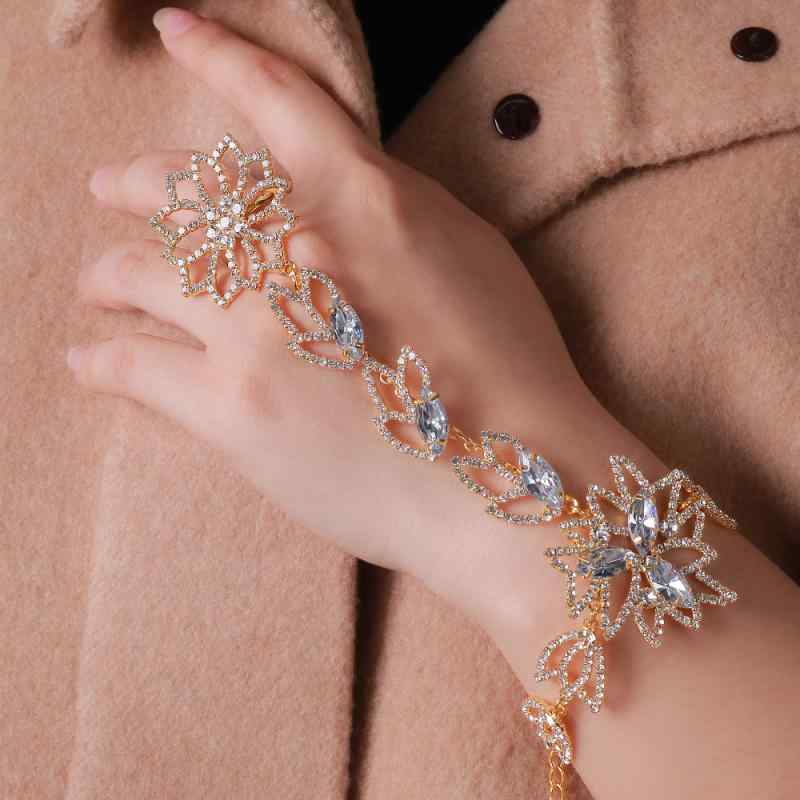 ブレスレット レディース フィンガー リング 指輪 一体型 花 フラワー 植物 モチーフ ラインストーン ジルコニア 電気メッキ加工 シルバー ゴールド 華やか キラキラ アクセサリー 普段使い 通勤 お呼ばれ 高級感