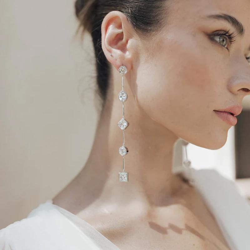 ピアス レディース 耳飾り ロングピアス 揺れる タッセル ジルコニア ラインストーン 高級感 上品 エレガント 幾何学 シンプル おしゃれ きれいめ 大人 春夏 シルバー ゴールド 通勤 パーティー 結婚式