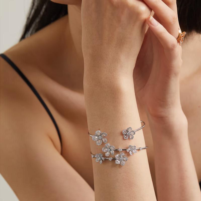 ブレスレット レディース バングル 腕輪 花 フラワー モチーフ ジルコニア ラインストーン マイクロパヴェ オープンタイプ フリーサイズ シルバー ゴールド 高級感 上品 きれいめ フェミニン 欧米風 通勤 普段使い パーティー 春夏