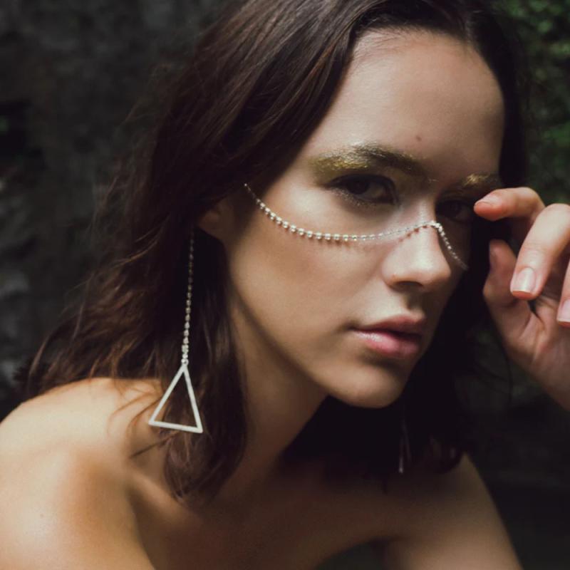 フェイスチェーン レディース 三角形 幾何学 トライアングル ラインストーン フリンジ タッセル モード系 クール 個性的 ビジュー ジルコニア アクセサリー ジュエリー 春夏 シルバー ゴールド 結婚式 パーティー イベント 華やか 揺れる キラキラ