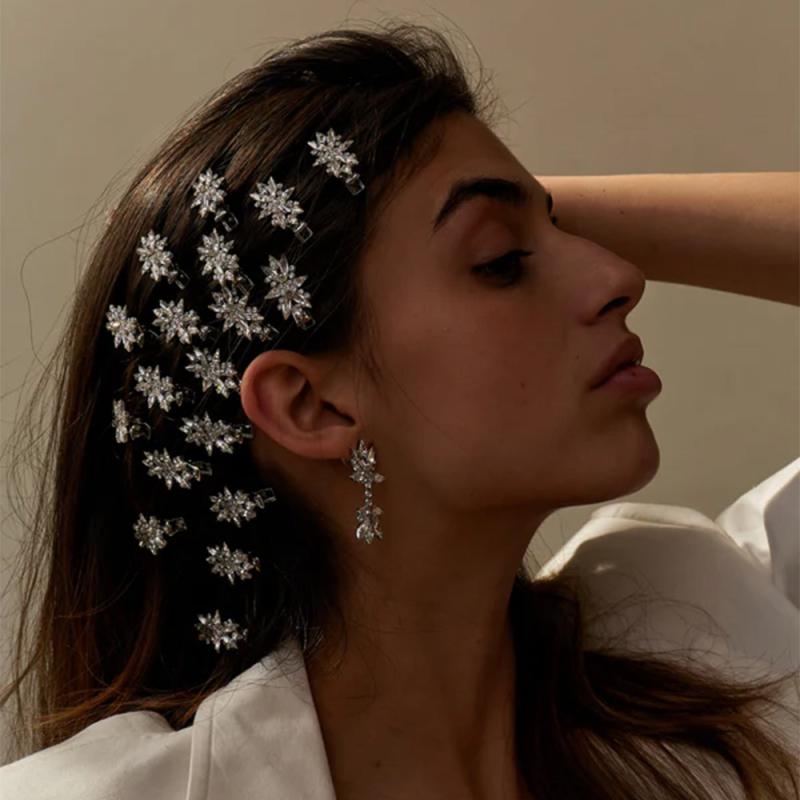 ヘアクリップ レディース 髪留め 花 フラワー ラインストーン ジルコニア 電気メッキ加工 シルバー ゴールド 春夏 エレガント 高級感 上品 華やか フェミニン かわいい 結婚式 パーティー 普段使い ヘアピン