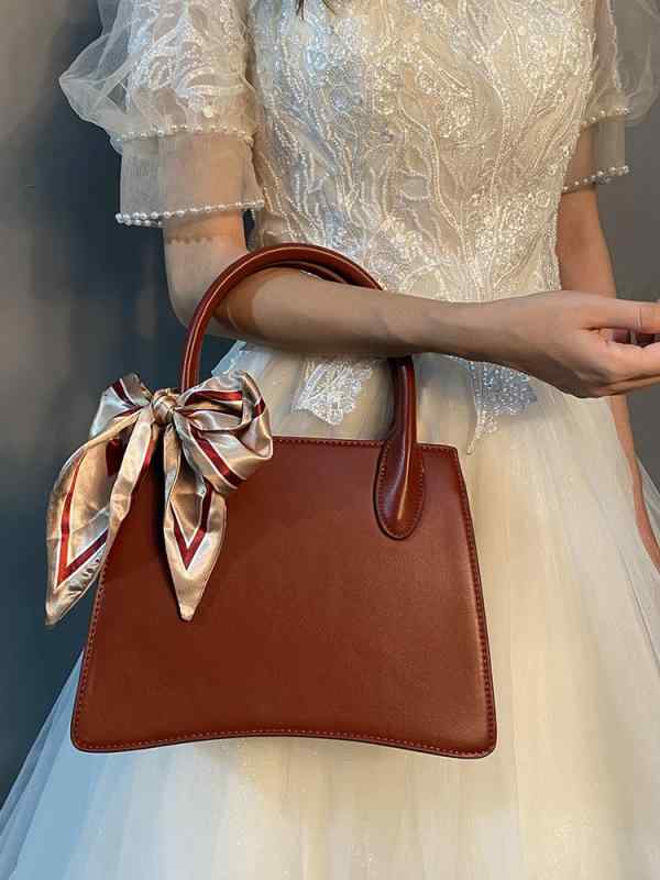 ハンドバッグ メンズ レディース 結婚式 披露宴 パーティー 赤 レッド ボルドー レトロ 高級感 手提げ 鞄 カバン クラッチ ミニ 小さめ 華やか 上品 無地 オールシーズン エレガント 軽量 コンパクト 収納 便利