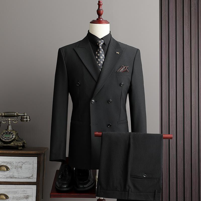 ・スタイル: ビジネスフォーマル・フロント: ダブル2ボタン・主な素材: ポリエステル 76.8%・着用シーン: 宴会・襟の形: ピークドラペル・シルエット: スリムフィット・厚み: 標準・ディテール: メタル装飾・カラー展開: ブラック、ネイビー・サイズ展開: M、L、XL、2XL、3XL、4XL・仕様: フルキャンバス仕立て・機能: 防シワ