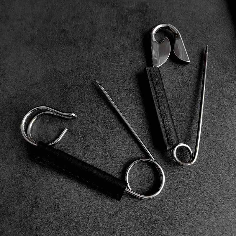 ブローチ メンズ レディース ピン 牛革 マイクロファイバーレザー 金属 電気メッキ加工 帽子用 DIY リメイク アクセサリーパーツ ファッション小物 秋冬 ブラック シルバー 49-102mm 大ぶり 高級感